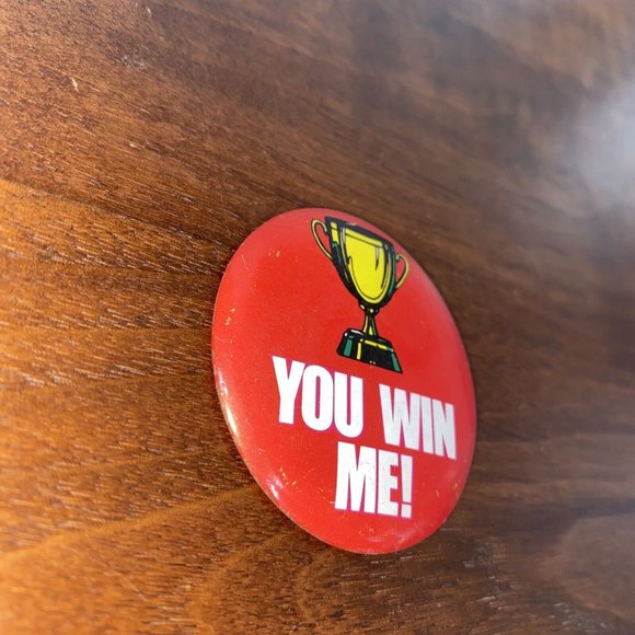 Vintage Topps Batty Button Pin 70s Red Round Trophy You Win Me - Picture 3 of 5